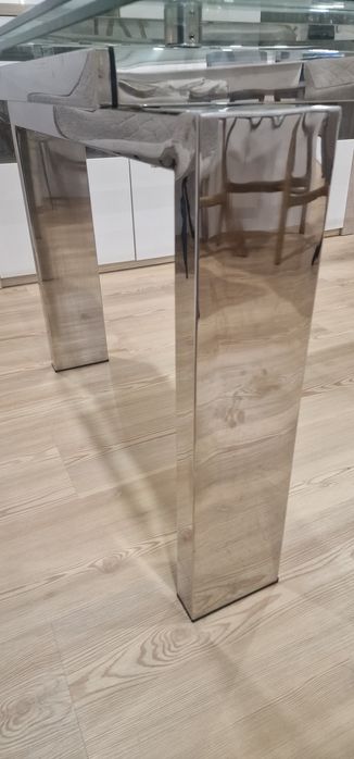 Mesa de vidro temperado e base metálica