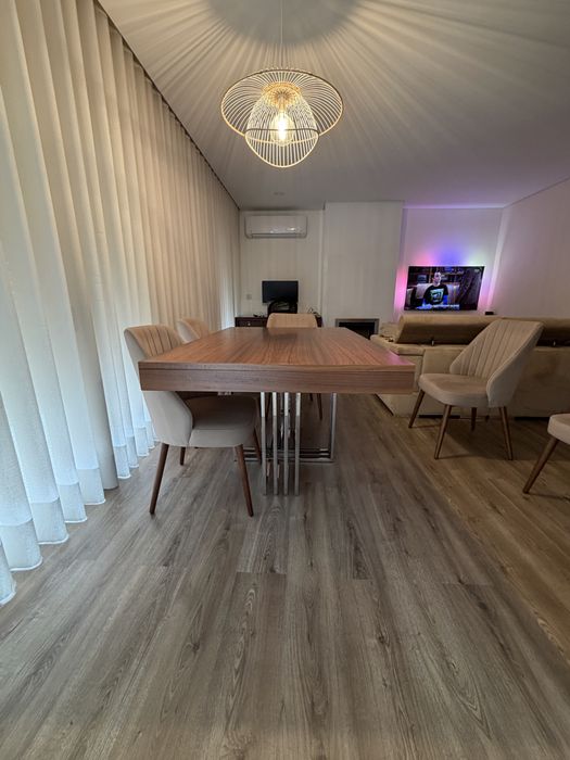 Mesa de sala de jantar em madeira de nogueira