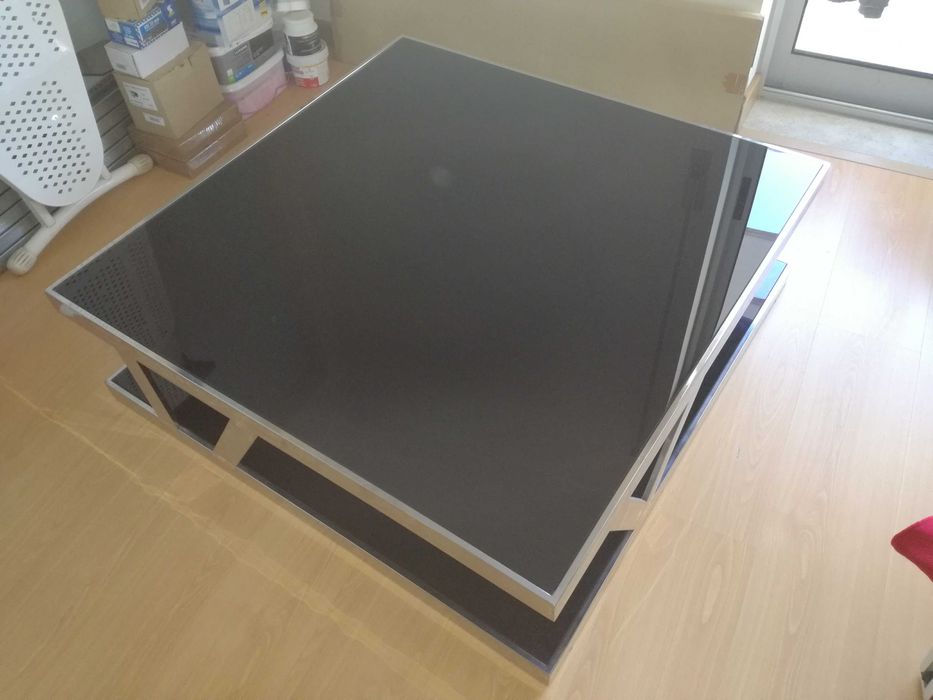 Mesa de centro em cromado e vidro preto