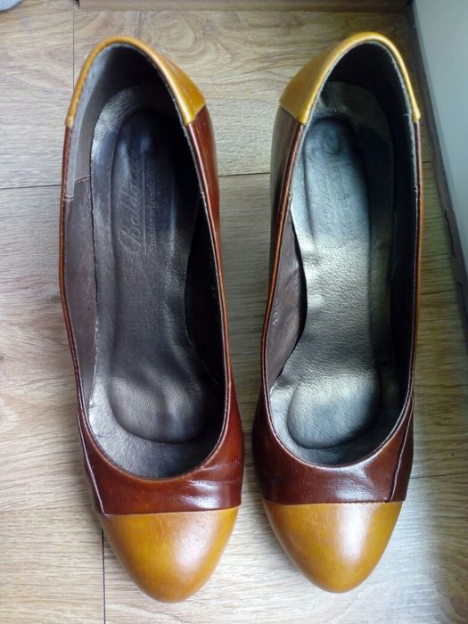 Skórzane buty na obcasie rozmiar 39