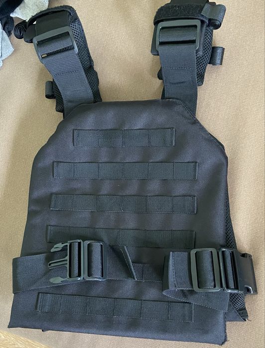 Чорна плитоноска добре підходить для поліції