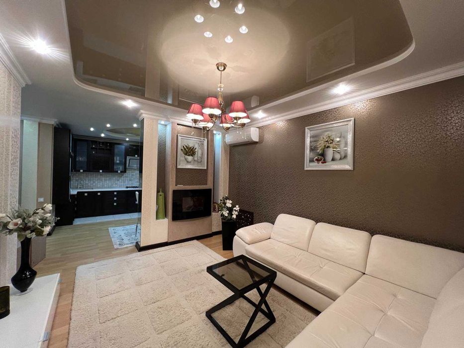 Продаю 2-х кімнатну квартиру в центрі міста (Премьер Хаус)