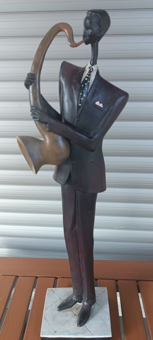 Estatueta que representa um músico