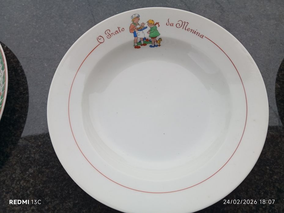 Diversos pratos porcelana