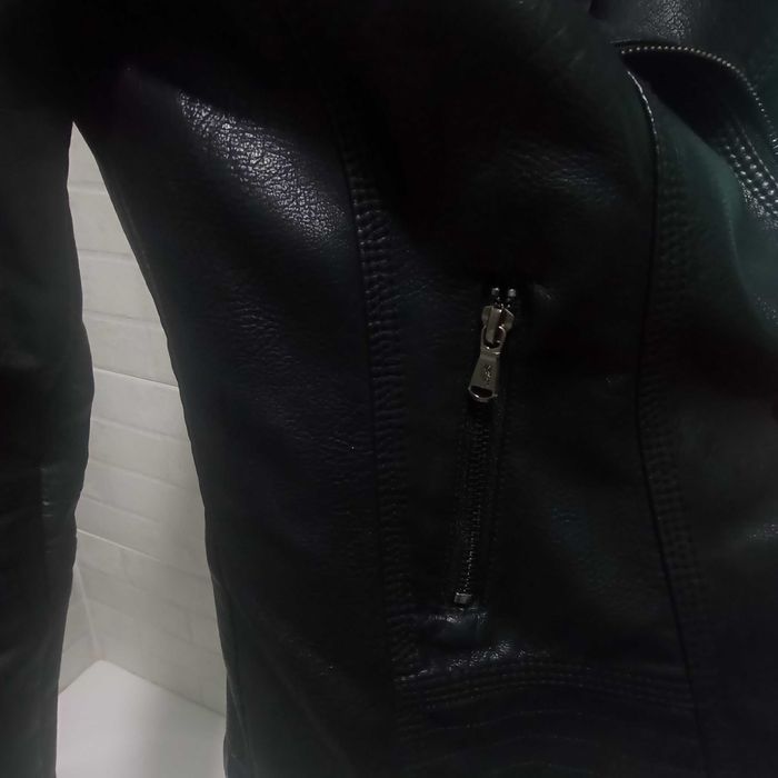 Шкіряна куртка для дівчини