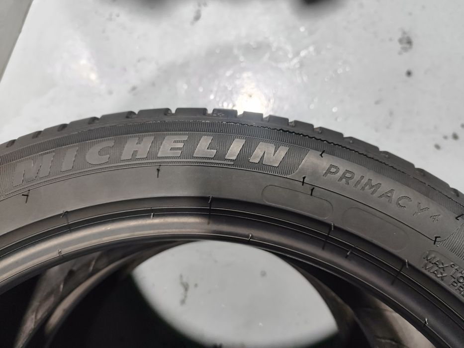 2 pneus semi novos 235-45R18 Michelin - Oferta da Entrega