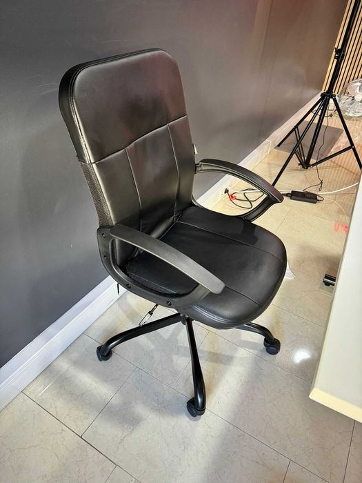 MILLBERGET Black Swivel Chair