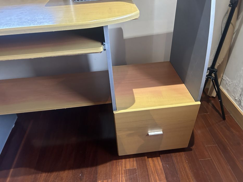 Secretária castanha e cinzenta