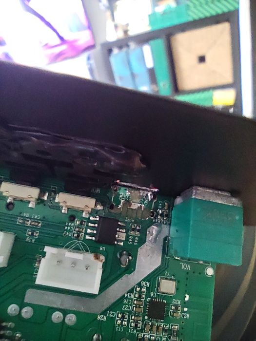 Coluna de som a funcionar com porta usb-C solta, não carrega
