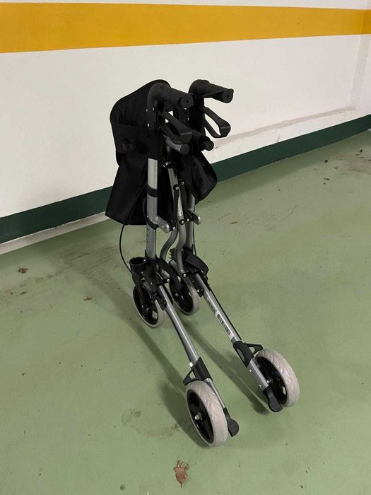 Andarilho com rodas e assento