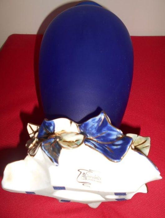 Fantástica jarra artesanal em vidro azul cobalto e base em porcelana.