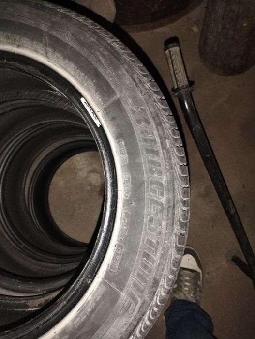 Pneus de carro com pouco uso