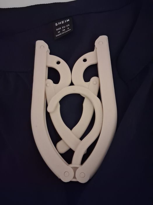 Camisa feminina azul marinho M. Cabide de viagem  grátis.