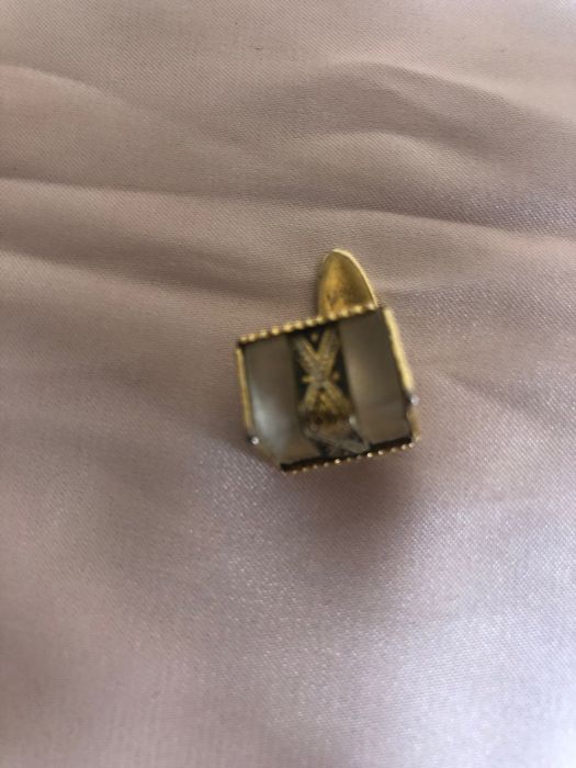 Botão de lapela dourado