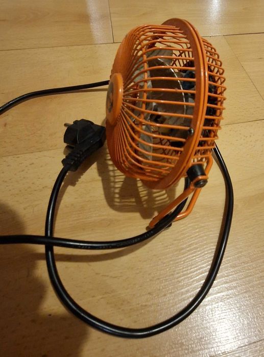 Mały wentylator biurkowy Equation – metalowy – sprawny – ok. 20 cm