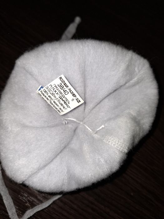 Шапки сіра, та біла з шарфіком