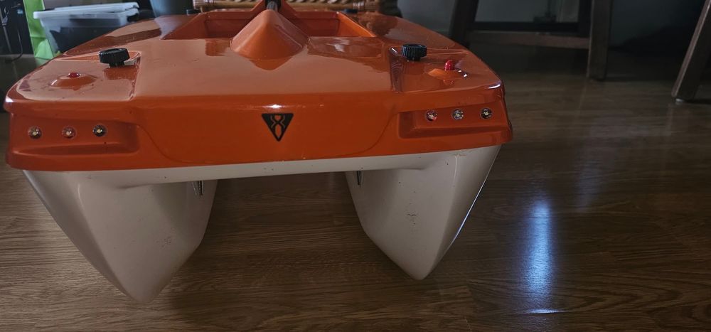 Sprzedam Łódkę zanętową w zestawie