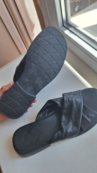 Продам кожаные шлепанцы