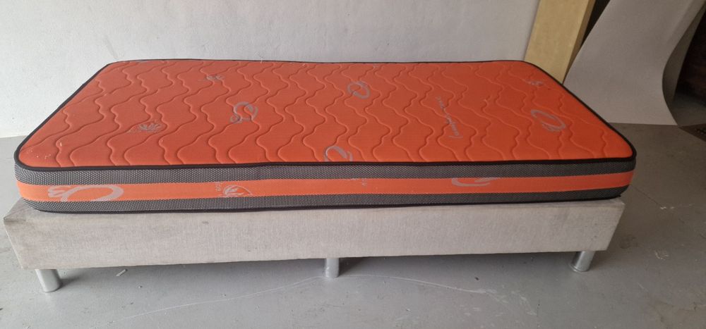 Cama e colchão excelente estado