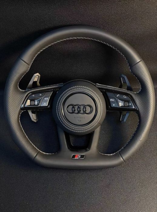 Volante Audi RS com comandos multifunções e airbag