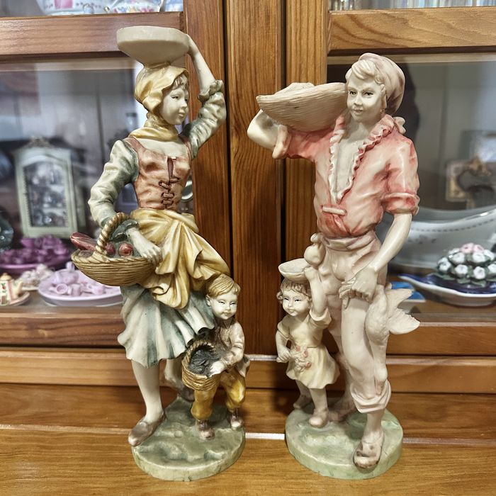 Estatuetas Mascate e menina