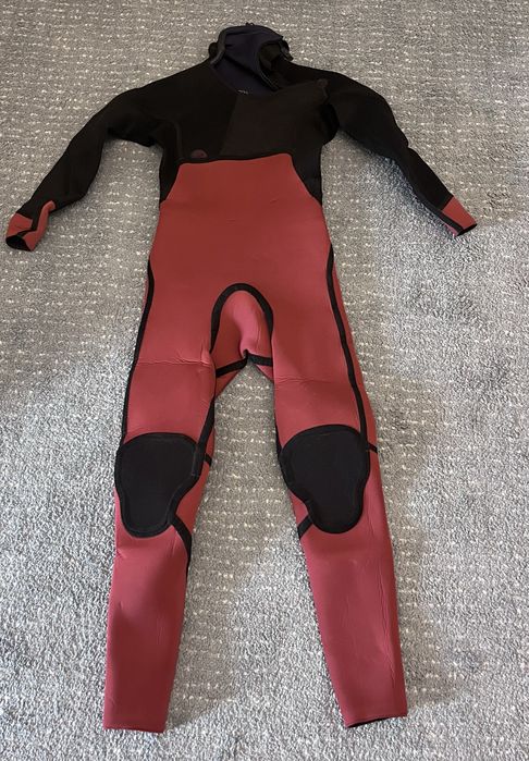 Vendo 2 Fatos de Surf 4/3 – Tribord e Olaian (Tamanho 12/13 anos)