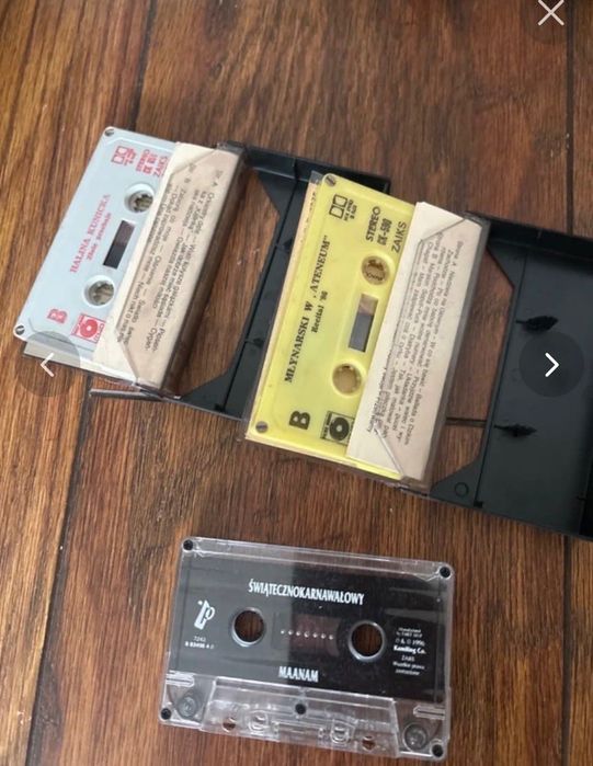 Walkmen plus kasety plus stojak na kasety