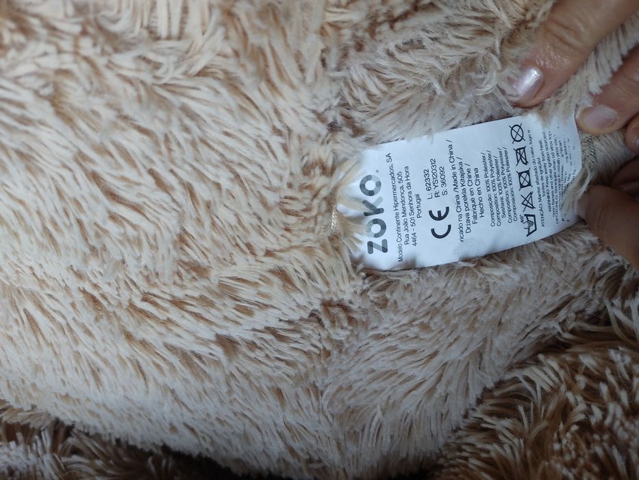 Peluche muito grande em forma de urso.