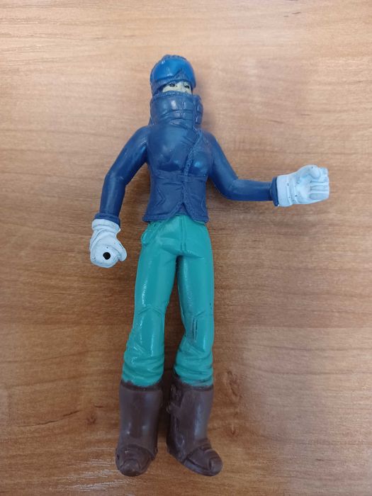 Plastikowa figurka narciarka
