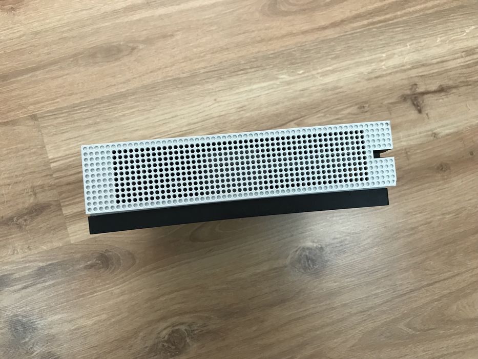 Игровая приставка Xbox One S и геймпад на запчасти или ремонт