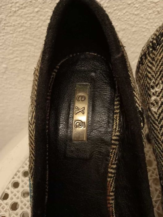 Sapatos em tecido com desenhos bordados