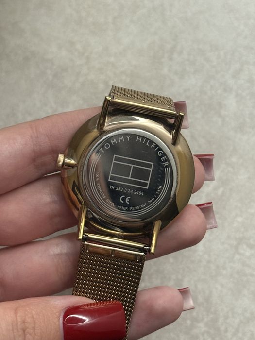 Часы Tommy Hilfiger.