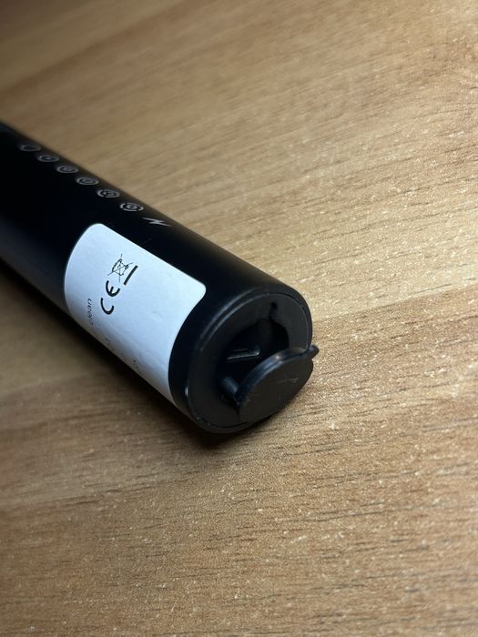 Нова електрична забна щітка чорного кольору зі змінними насадками