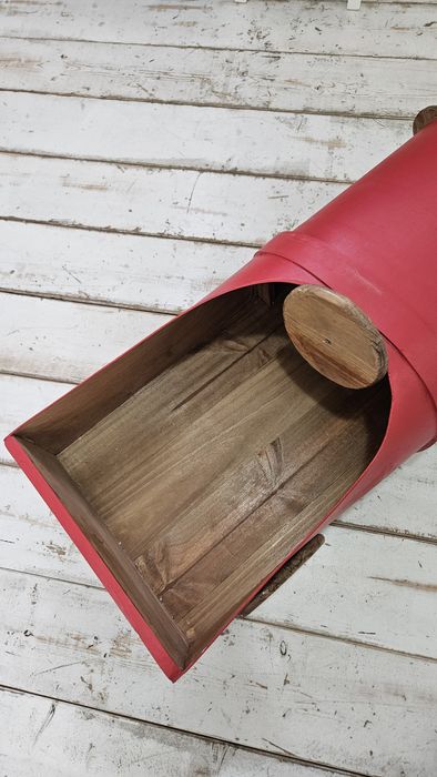 Carro vermelho em madeira