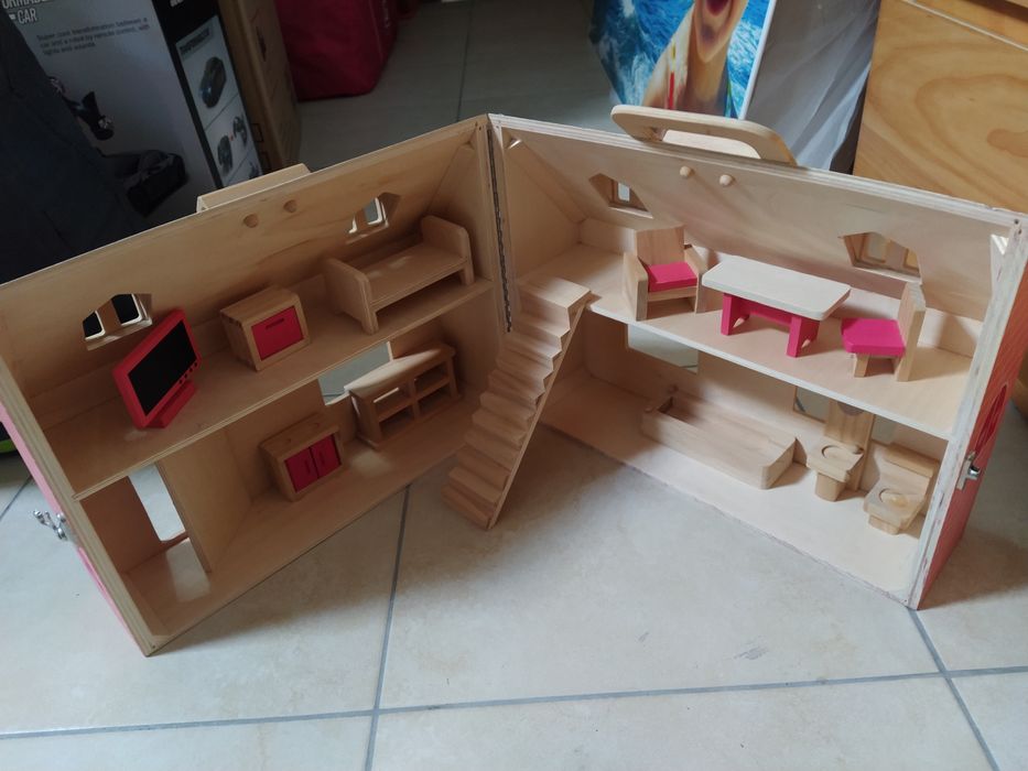 Casa de bonecas portátil