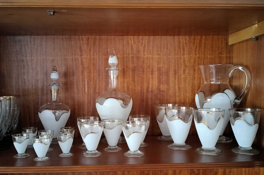 Conjunto fino composto por taças + 1 jarra + 2 garrafas para sumos ou vinho.