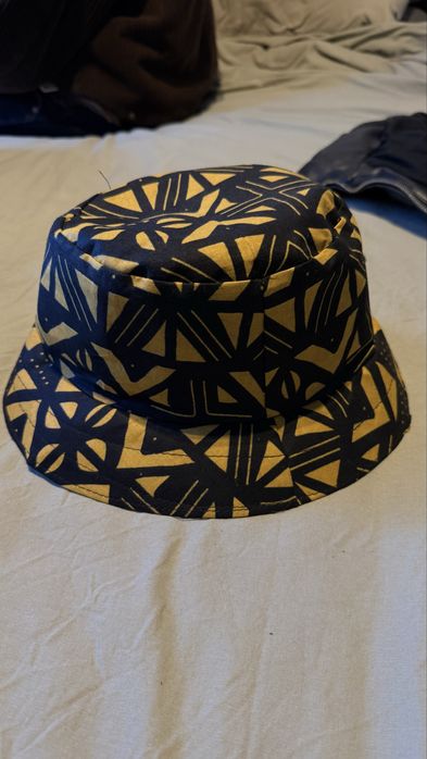 Bucket hat padrão africano