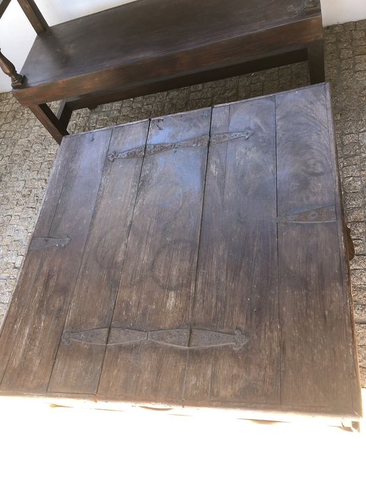 Arca/Mesa antiga em madeira com ferragens em ferro