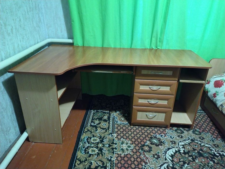 Комп'ютерний стіл