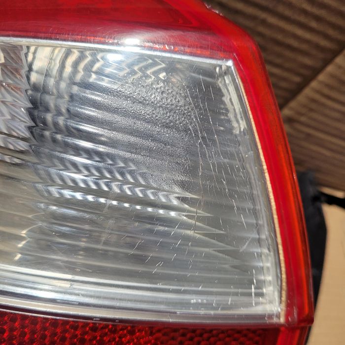 Lampa tył lewa audi a4 b6 sedan 2004r HELLA