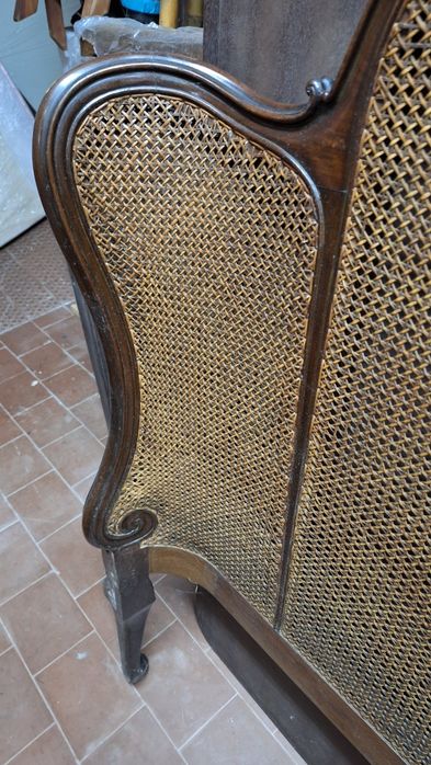 Linda cama antiga com cabeceira em palhinha