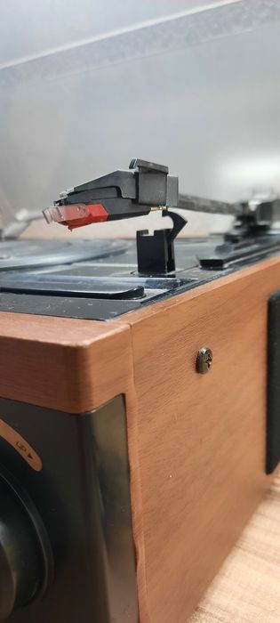 Проигрыватель виниловых пластинок.