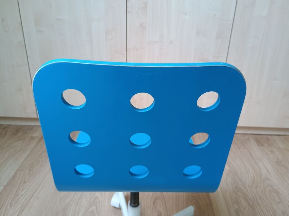 Krzesła obrotowe Ikea Jules niebieskie i różowe.