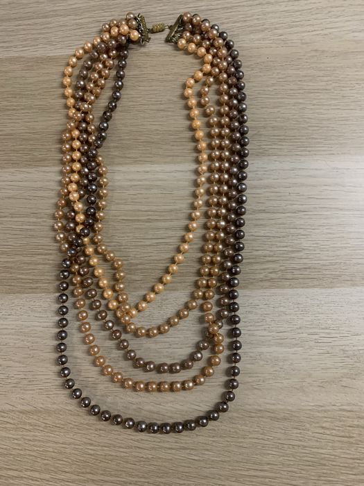 Quatro colares em perolas e metal