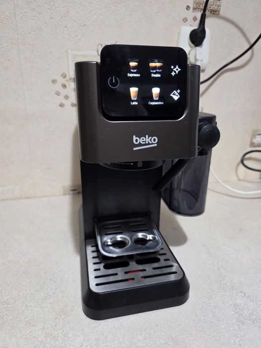 Ekspres BEKO CaffeExperto CEP5464DX z modułem do kapsułek Nespresso