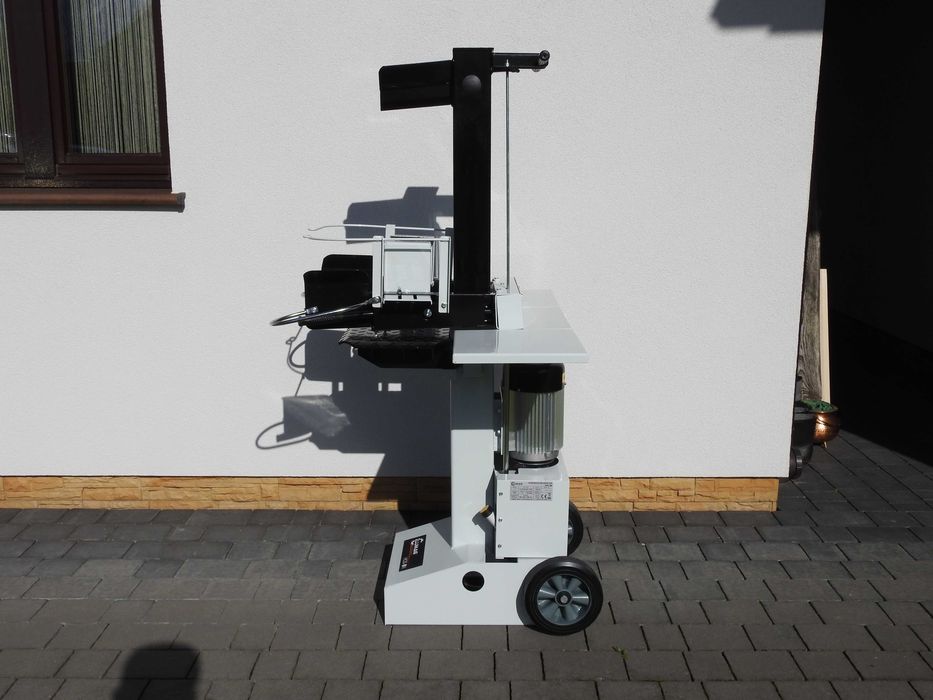 Łuparka do drewna Lumag, rębak, duży nacisk tłoka 8 ton, na prąd 230V