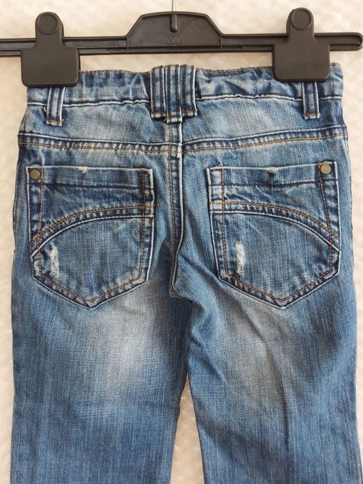 Jeansy z przetarciami. Benetton. 104 cm