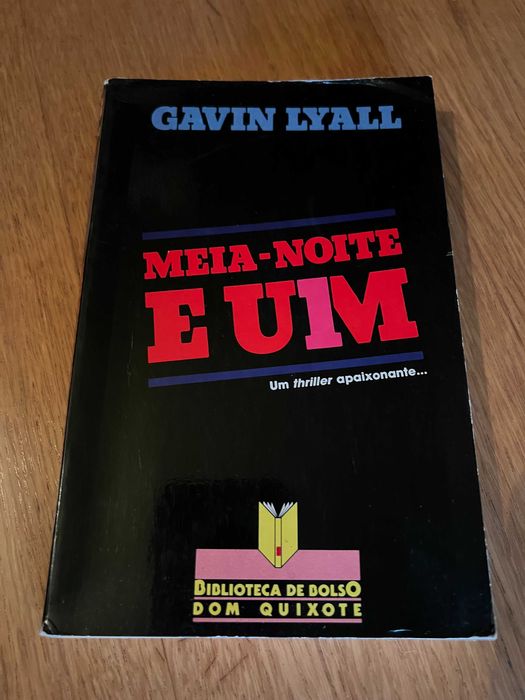 MEIA-NOITE E UM     Gavin Lyall
