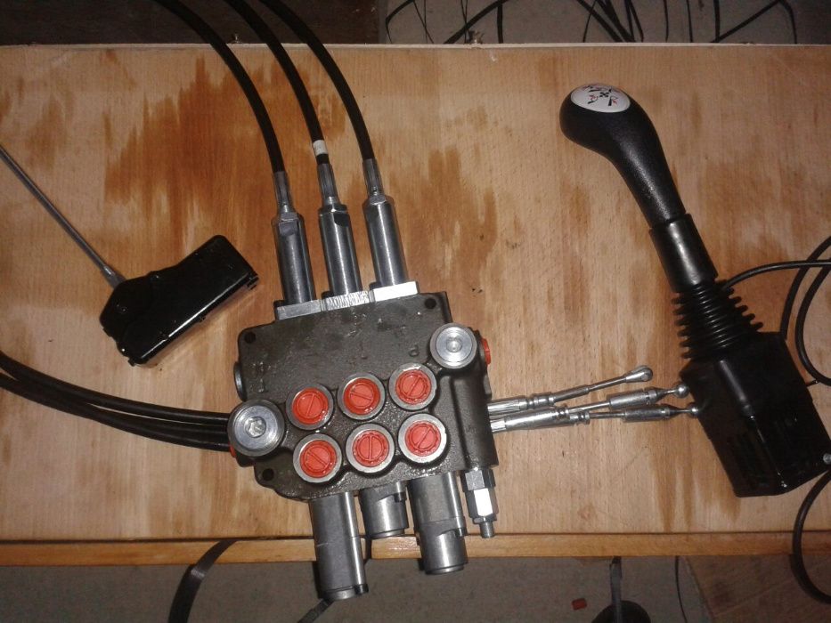 Установка джойстика на мтз 82. Джойстик управления кун МТЗ-82. Трос управления гидрораспределителем МТЗ 80. Гидрораспределитель р80 с тросовым управлением. Джойстиковый Гидрораспределитель 3 секционный