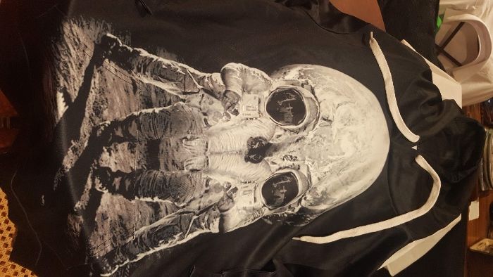 Sweat preta com capuz, tecido acetinado, NOVA